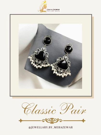 The classic dangle earrings in a timeless black. This pair is a must-have in any jewellery collection for its sheer elegance and versatility.