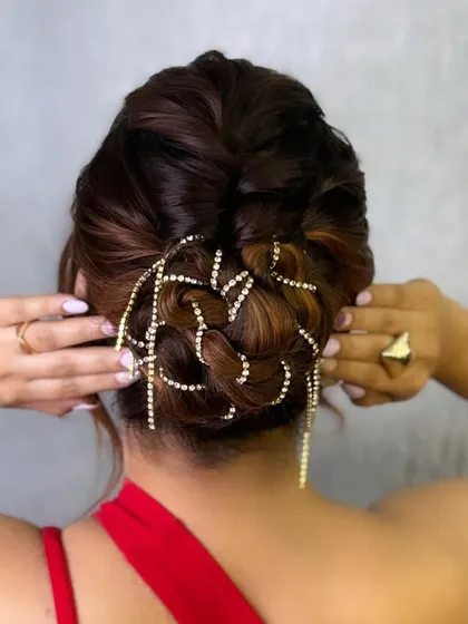 This intricate, messy bun adorned with delicate crystal accessories is one of the many advanced styles we cover in my hairstyling masterclass. It’s all about creating a look that is both modern and timelessly elegant.