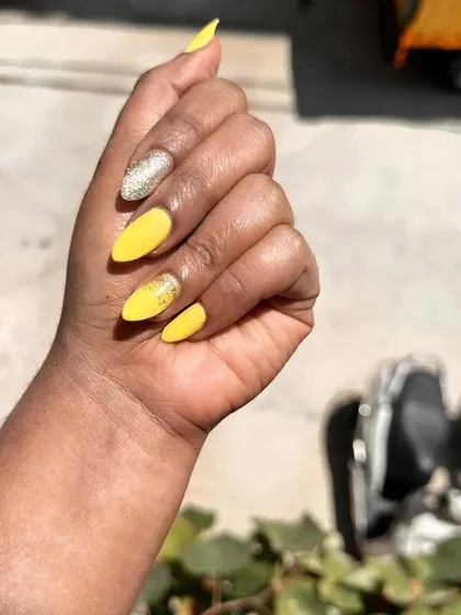 These gorgeous yellow nails are adding some sunshine to your feed today. A bright, happy color with a hint of gold glitter.
