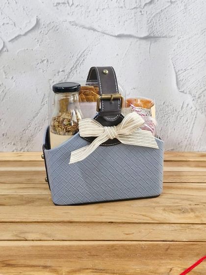 This chic and modern hamper with a leather-style handle is perfect for a stylish sibling. It's filled with a curated selection of our gourmet snacks for Raksha Bandhan.