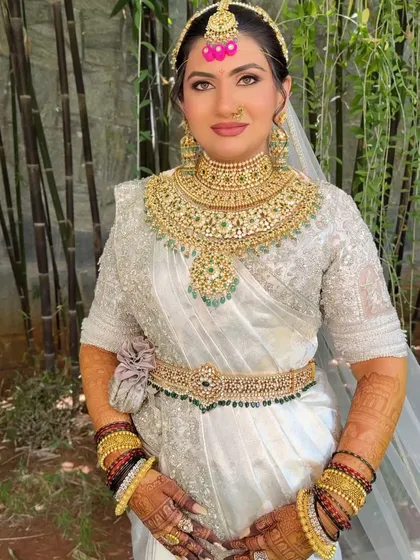 The final result: a deep, rich henna stain that speaks for itself. This is the beautiful color you can expect from my hand-blended, 100% natural and chemical-free mehendi paste. The design looks stunning against her ivory wedding saree.