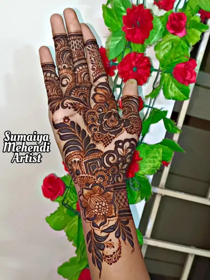 A simple and elegant design with a floral bunch and detailed finger work.