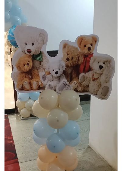 A pillar decoration featuring a cutout of a family of teddy bears.