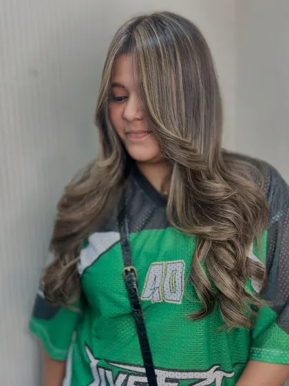 We love creating these soft, face framing waves to complement a new balayage. It brings out the color variation and adds a touch of glamour.
