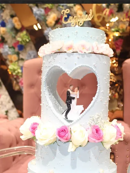 A close-up of the heart-shaped window in this unique engagement cake, framing the couple figurine inside. This level of personalization is what makes my custom cakes so special for your big moments.