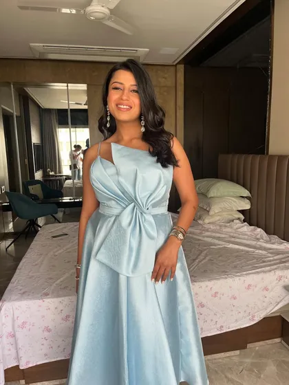 Her happiness is infectious. This look is perfect for a baby shower, offering a touch of glam that still feels fresh and natural.