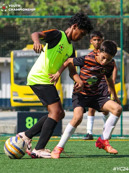 Insane footwork and composure. A player skillfully maneuvers the ball in a tight space.