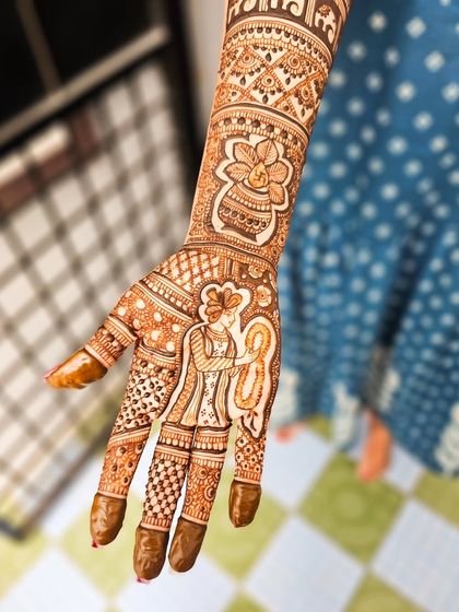 The palm of this design features a "varmala" or garland exchange ceremony portrait.