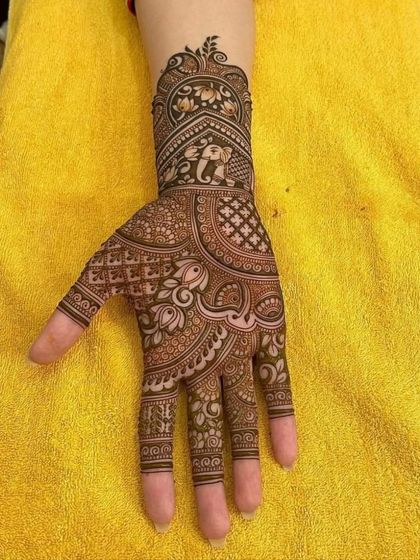 A lovely single-hand design featuring an elephant motif, perfect for festive occasions like Ganesh Chaturthi or Diwali.