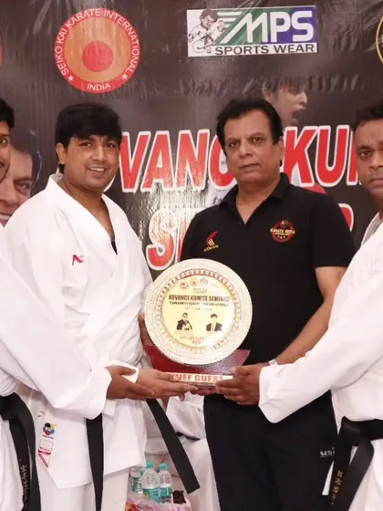 Presenting a token of appreciation to Hanshi Bharat Sharma for gracing our seminar and mentoring our students.