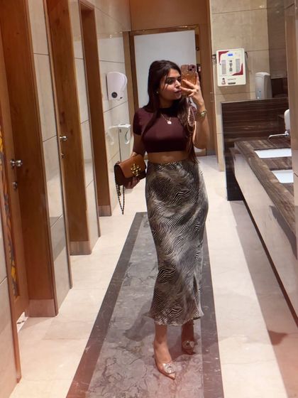 The obligatory bathroom mirror selfie to capture the full outfit details.