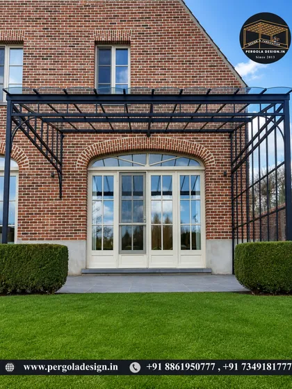 Simplicity and elegance define this glass roof pergola. Its clean lines and minimalist black frame complement the classic brick architecture, creating a sophisticated transition between the home and the garden.