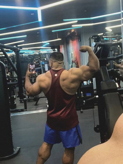Even if the chances are 1%, keep fighting. A back shot in the gym mirror.