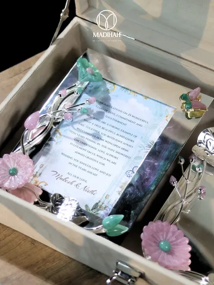 This image highlights the personalized photo frame included in the Daisy Collection hamper. The frame is adorned with silver-plated branches and enamel-painted flowers, making it a truly personal and lasting gift.