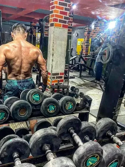 A look at my back progress. Building a detailed and wide back takes time and a focus on heavy, compound movements.