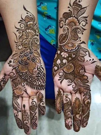 This is a gorgeous Arabic mehndi design, known for its flowing vines and bold floral patterns. It's a stylish choice that looks great for sangeet nights, Eid parties, or any festive occasion.