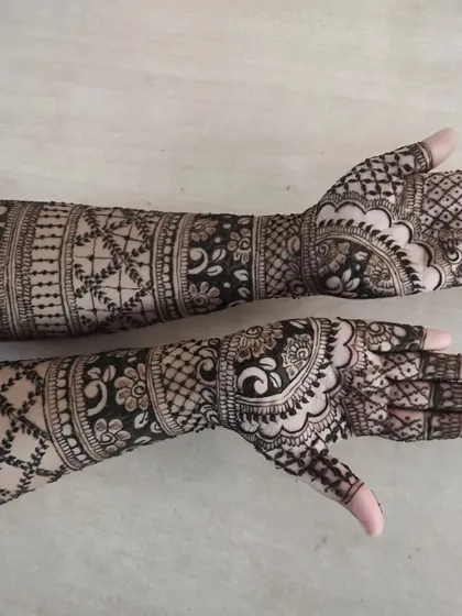 The back of the hands is just as important. This design features a mix of delicate floral and geometric patterns, creating an elegant look that extends from the wrist to the fingertips.