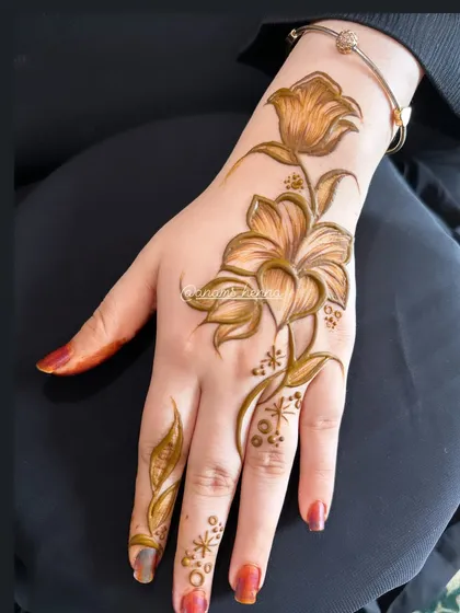 A delicate and minimalist floral design. This is a great example of how beautiful and elegant a simple henna design can be.