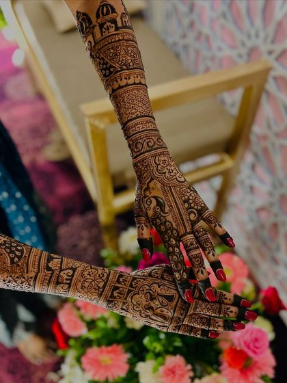 A complete view of a story-based bridal mehendi, featuring elephants, bride-groom figures, and architectural elements.