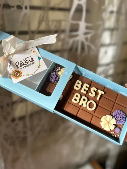 Sweeten the sibling bond this Raksha Bandhan. This "Best Bro" chocolate bar is a perfect gift, decorated with delicate sugar flowers.