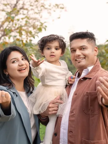 Come and join us! This welcoming and fun pose is perfect for an outdoor family photo.