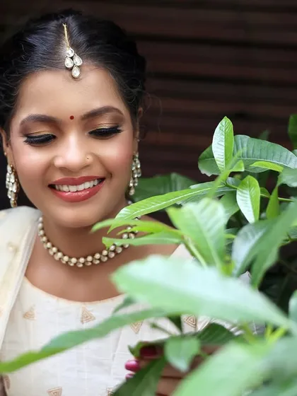 A lovely outdoor shot. The natural makeup looks fresh and beautiful in the daylight.
