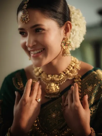 The perfect glow of a happy client. For her Navaratri celebration, we chose this beautiful antique gold temple necklace set that perfectly matched her green silk saree. The smile and confidence she has is exactly what I aim for with every styling.