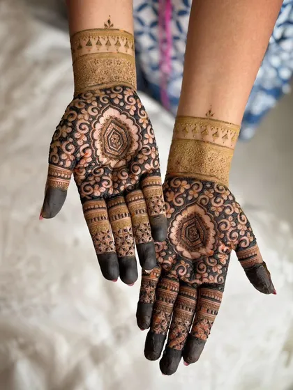 A beautiful design done by my talented team, showcasing a rich henna stain.
