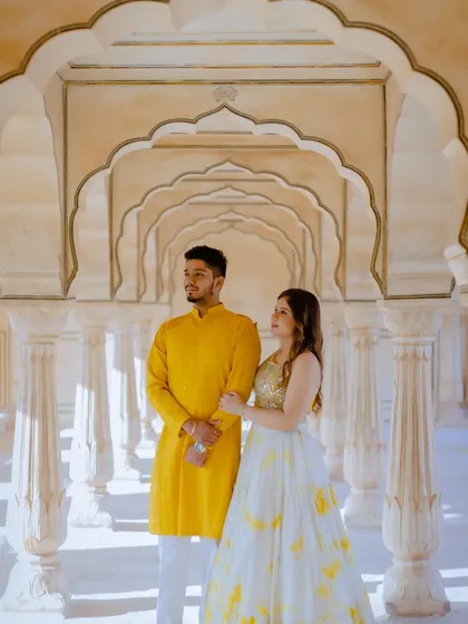 The repeating arches of the palace create a stunning visual rhythm in this photograph. I positioned the couple to make the most of this architectural feature, resulting in a truly memorable pre-wedding picture.