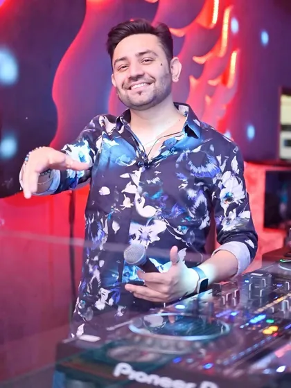 A candid shot from my Wednesday night residency at Tipsy Bull.
