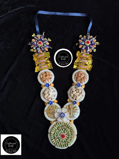 A healthy and beautiful gift, this garland combines premium dry fruits with chocolates for the best of both worlds.