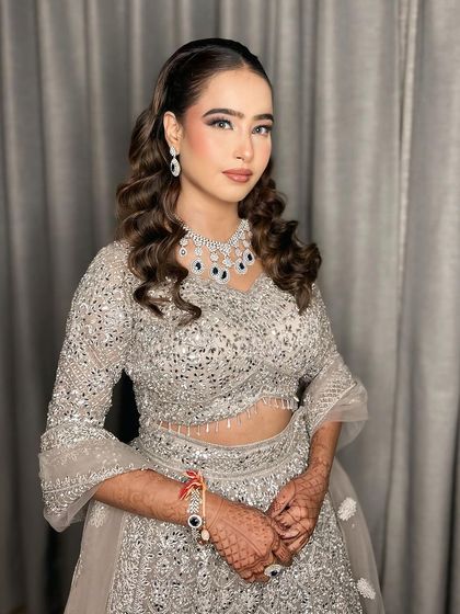 Confidence and glamour. This cocktail look is perfect for making a statement.