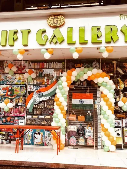 A wider view of the Independence Day balloon decoration at 'Gift Gallery', showing how the arch frames the entrance of the store.
