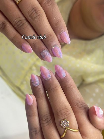 A pretty pink set with a subtle glitter effect and rhinestone accents. The almond shape keeps it looking elegant.