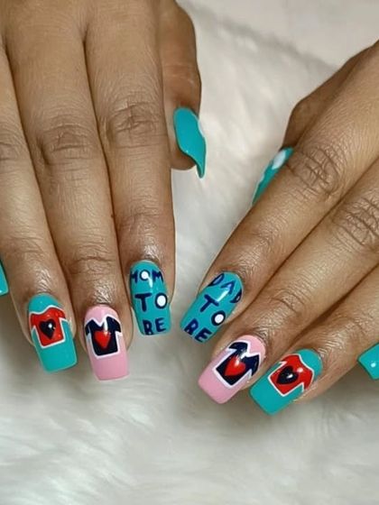 A full view of the creative "Mom to be" baby shower nail art.