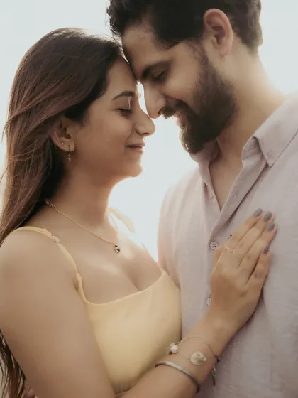 The soft light of sunset and a gentle touch. I aim to create pre-wedding photos that are filled with warmth and genuine affection.