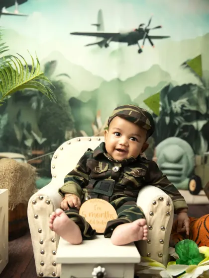 This six-month milestone photo was combined with a patriotic theme, marking a special moment in a unique way.