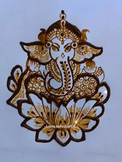A beautiful Ganesha motif seated on a lotus flower. Lord Ganesha is a popular and auspicious choice for starting any bridal mehndi.