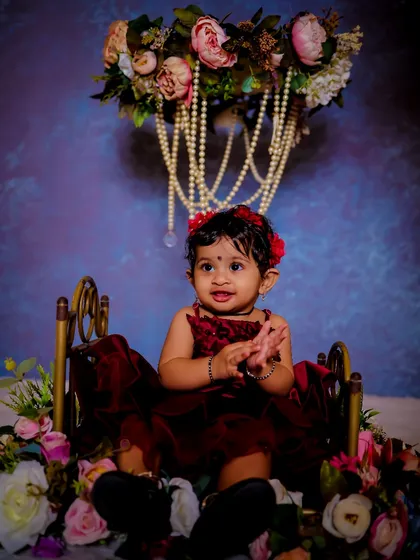Explore our various floral and elegant setups. These sets feature props like swings, ornate chairs, and pearl decorations, all surrounded by beautiful flowers for a timeless and pretty photoshoot.