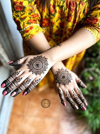 A classic mandala design is always a great choice for any festival. Here, the client chose matching mandalas for both hands for her Karwa Chauth celebration.