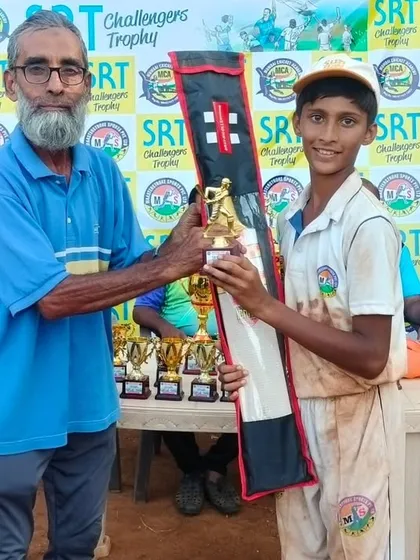 Tanish Salunkhe receiving his award at the SRT Challengers Trophy.