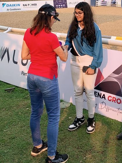 A rider receives congratulations after a successful round. The encouragement and support from everyone at the event create a positive and motivating atmosphere.