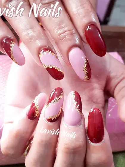 This design combines deep red and soft pink nails with abstract gold foil accents, creating a modern, artistic, and luxurious look that is perfect for a contemporary bride.