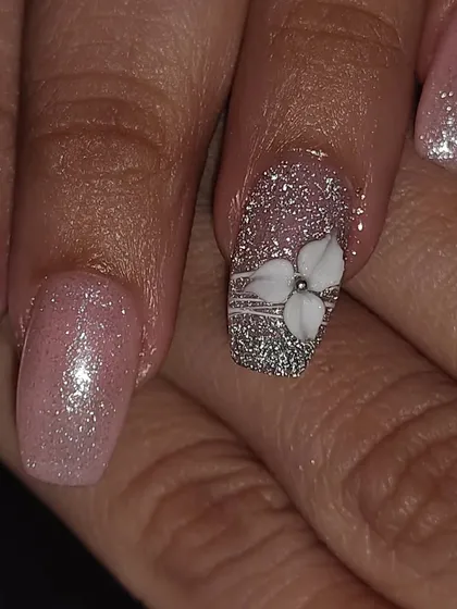 Throwback to this beautiful engagement nail set with 3D flowers and delicate glitter.