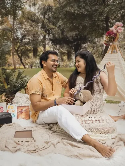 For a relaxed and natural feel, I offer outdoor boho-themed shoots. Here, an expecting couple enjoys a beautifully styled picnic, creating candid and joyful memories together.