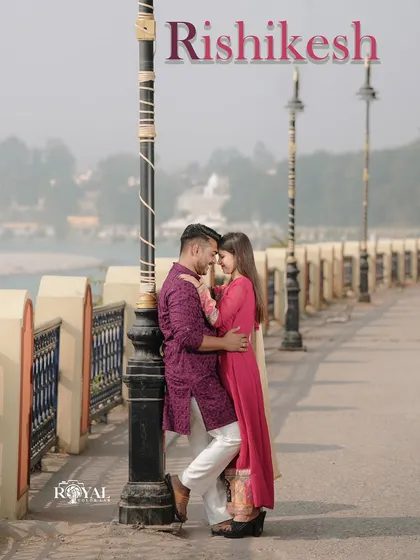 An intimate portrait of a couple in traditional wear by the lampposts along the Ganga, capturing the unique ambiance of Rishikesh.
