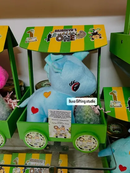 A close-up of the jungle-themed cart, showing the personalized details and the mix of a soft toy and healthy snacks.