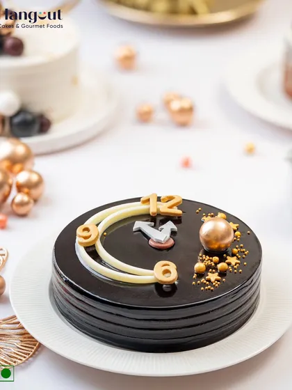 Welcome 2025 with our special Dutch Truffle New Year bento cake. The silky glaze and clock design make it a luxurious and timely treat for your celebrations.