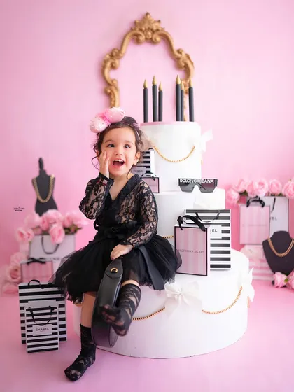 A joyful, laughing pose from this little model. Her happiness is absolutely infectious.