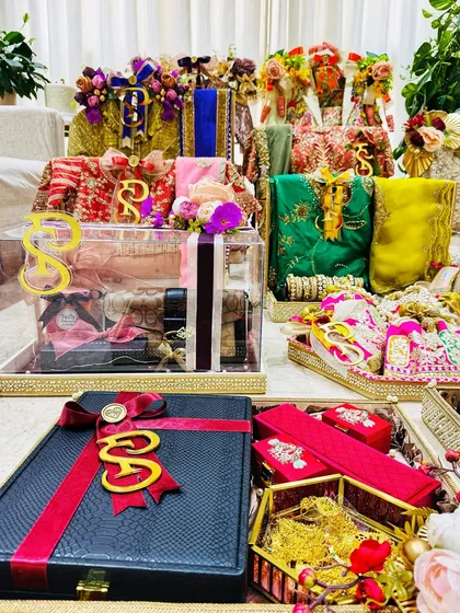 From acrylic boxes for accessories to custom trays for jewelry, every element of the trousseau is packed with precision and an eye for luxury.